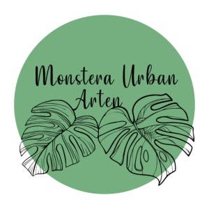 Monstera Urban Arten Schriftzug, zwei Monstera Blätter, grüner Hintergrund als Kreis.