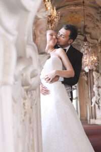 Hochzeitsfotografie Diana Marsch. Romantisches Küssen zwischen einem Hochzeitspaar in einem Flur.